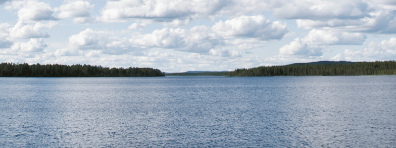 Bild på Mälaren med öar i bakgrunden