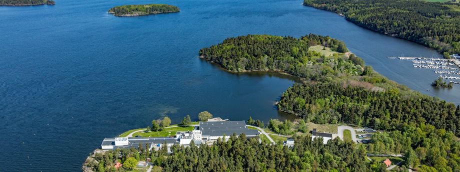 Flygfoto frön södra delen av Skäftingeholmen som visar Görvälnverket.