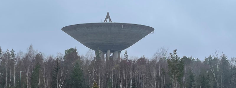 Renoverat vattentorn säkrar dricksvattenkvalitet Landskapsfoto med vattentorn i bakgrunden