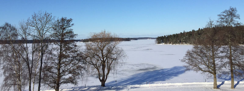 Sjön Mälaren täckt med snö och is